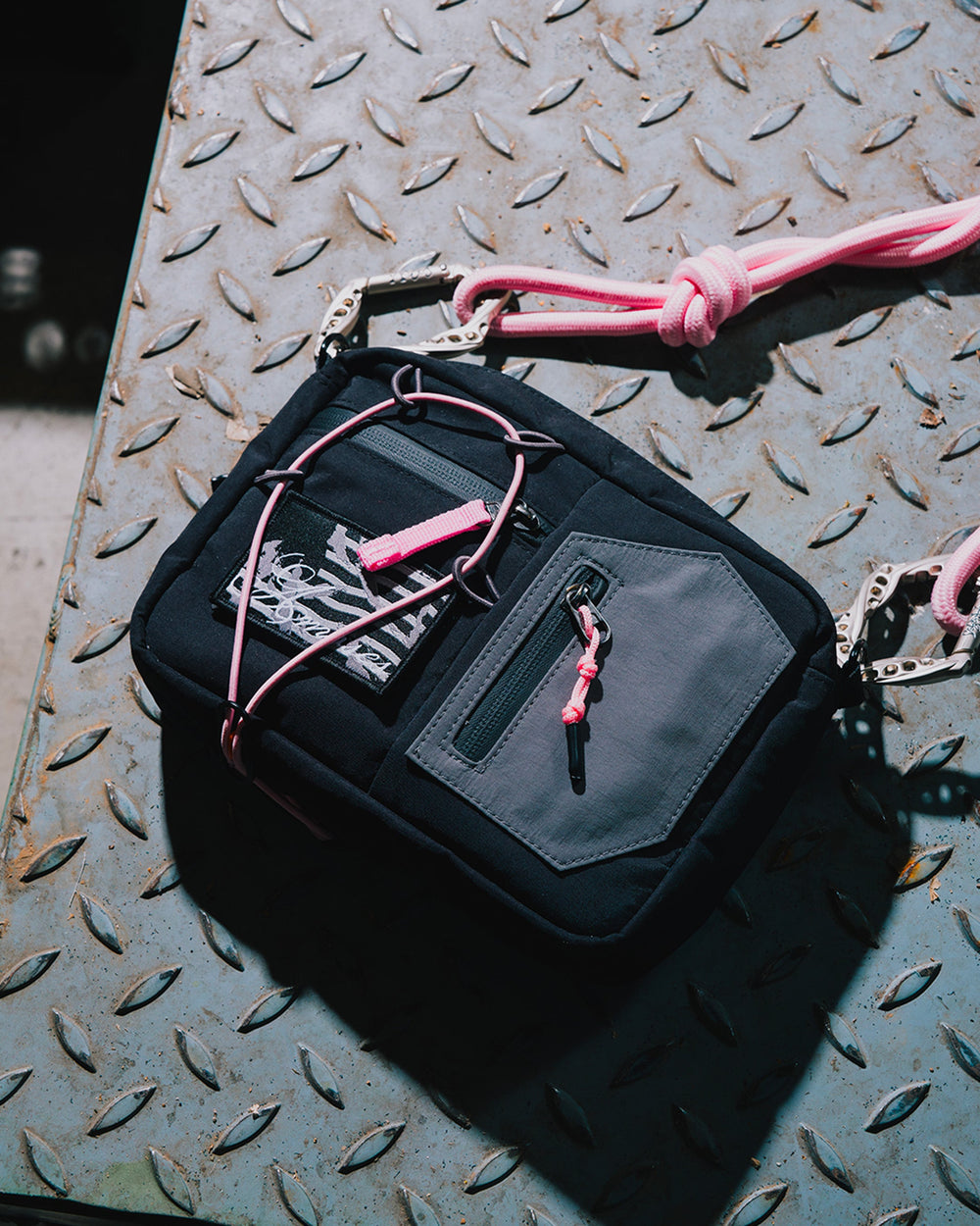 UNDERLOCK BLACK HANDBAG